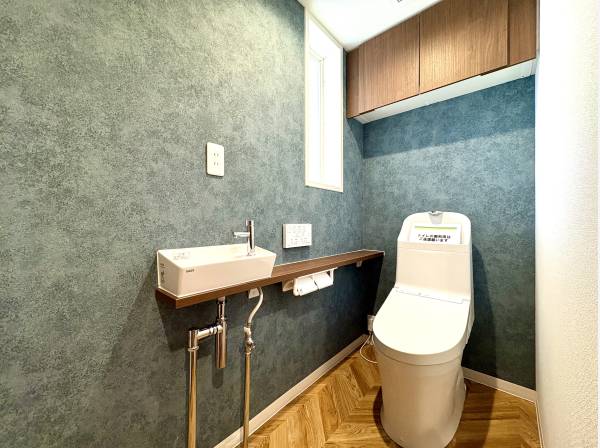 手洗いカウンター付きのトイレ