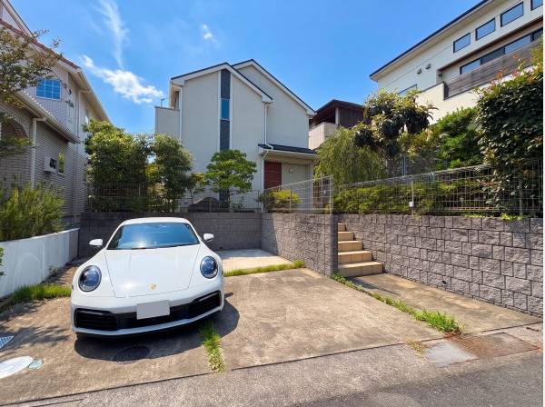 敷地は60坪
カーペースは余裕のあるサイズ感