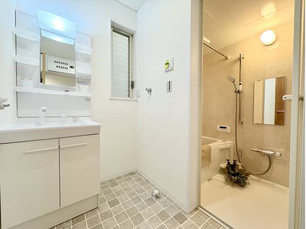 タイルがお洒落な洗面室