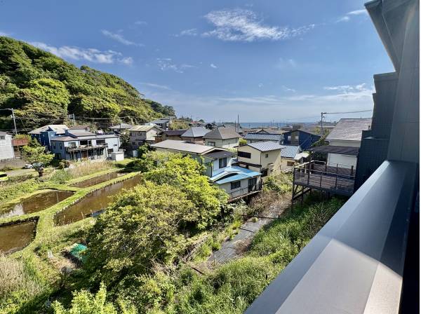 2階のバルコニーからは田園風景と海が見えます！