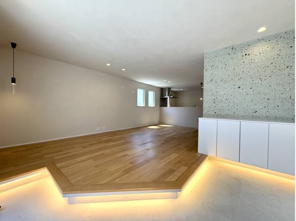 玄関からリビングへ、自然と視線と風が抜けていく心地よい空間構成。