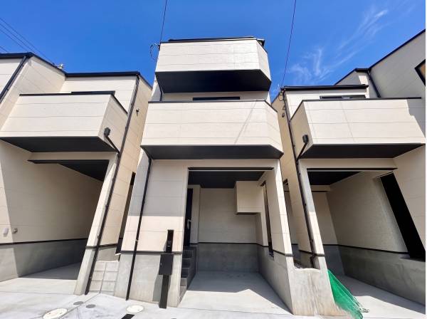 3階建てです。ガレージ付きです。※真ん中の家です。