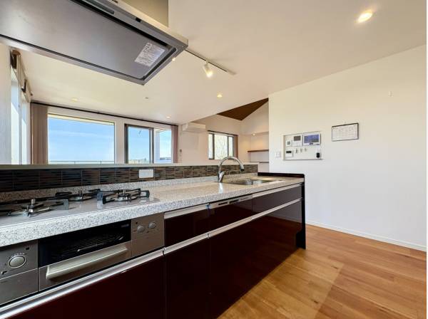 インテリアのように美しいペニンシュラ型キッチン