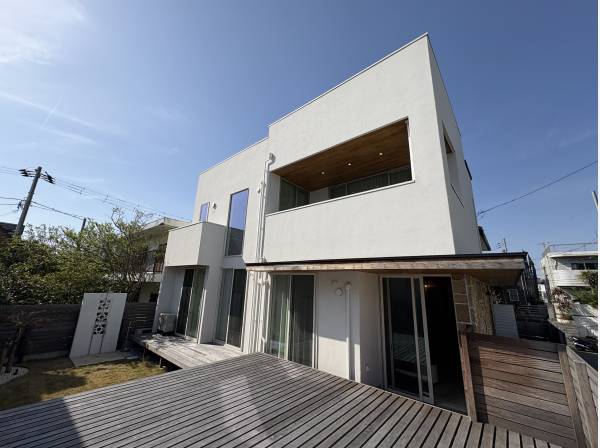 カースペースの上部の庭先のデッキです