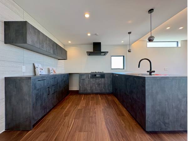 広々としたカウンターキッチン、海を望みながらゆったりお料理