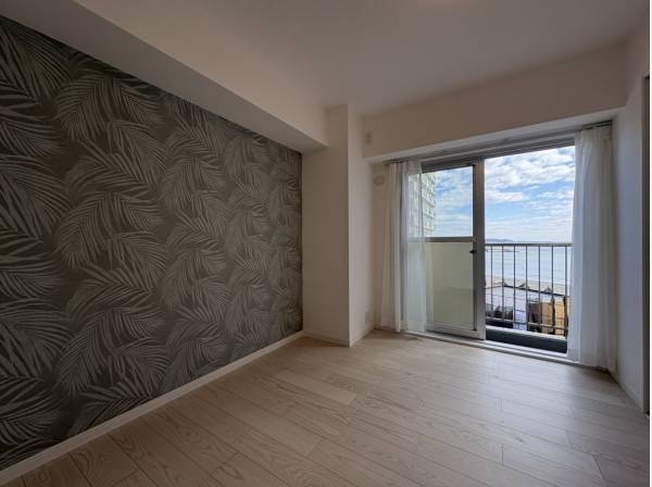 寝室はリゾート風にリフォーム済み。寝室からも海を眺めます。