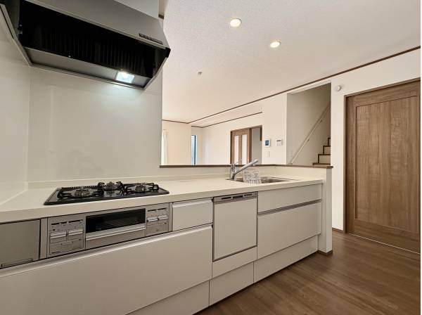 対面式システムキッチンは食洗機と浄水器付き