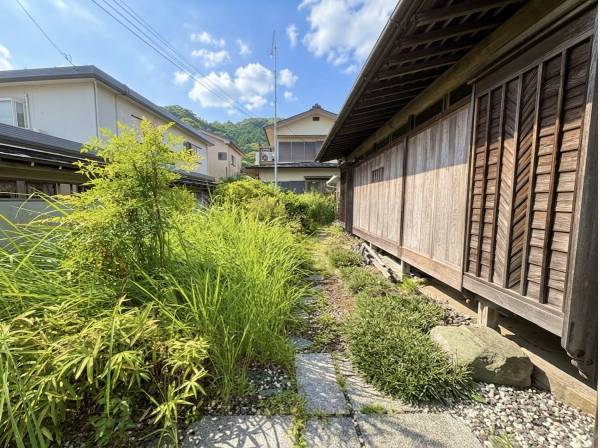 お庭は広々で日当たり良好