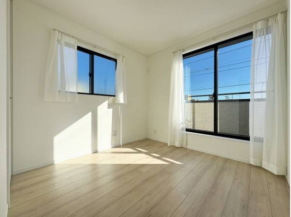 2階居室は全室二面採光で明るさが確保されています