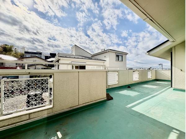 居室から広がる広いバルコニースペース