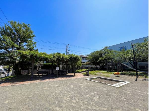 七里ガ浜東三丁目公園まで徒歩10分（約750m）