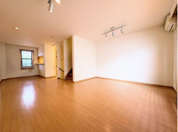 バルコニーから心地よい風が入ってくる、リビングダイニング