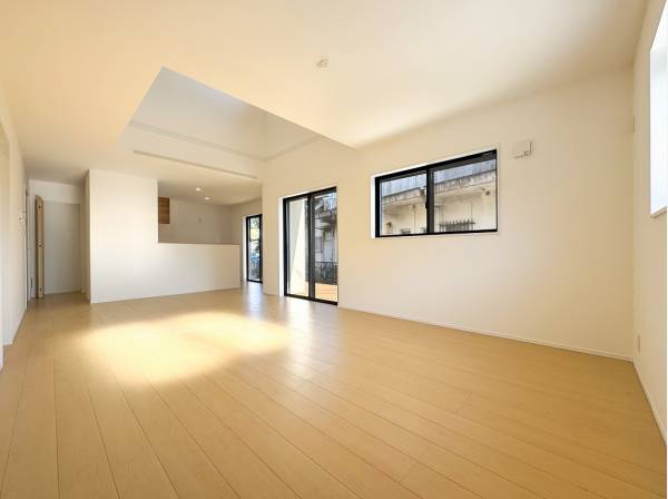 食卓に開放感を与えるダイニングの吹抜けが自慢のLDK