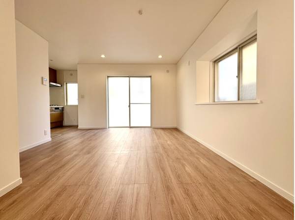 フローリングとクロスを全面刷新しています