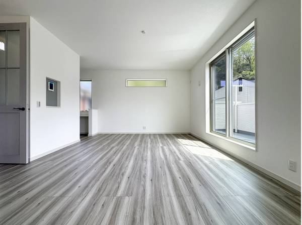 白壁に陽光が映える開放的なリビング