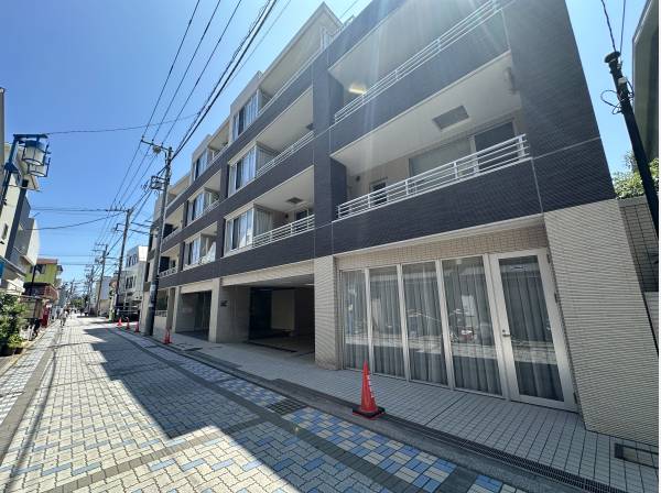 湘南らしい素敵なファサード/商店街に面したロケーション