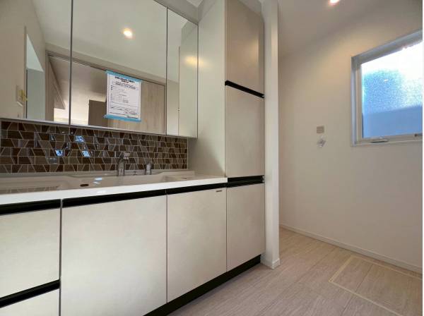 大容量の収納スペースを確保したパウダールーム