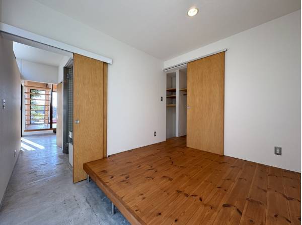 バスの奥のお部屋ですが、お隣は収納もたっぷり