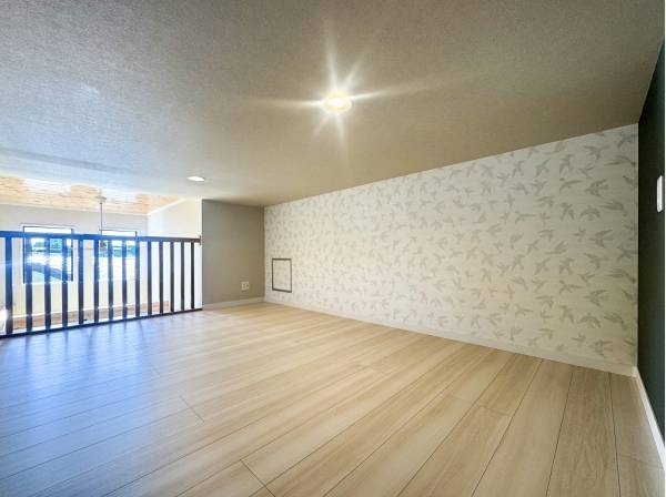 アクセントクロスが素敵なロフトは多用途に使えそう