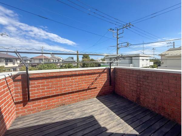 遮る建物のない開放的な眺望が広がるバルコニー