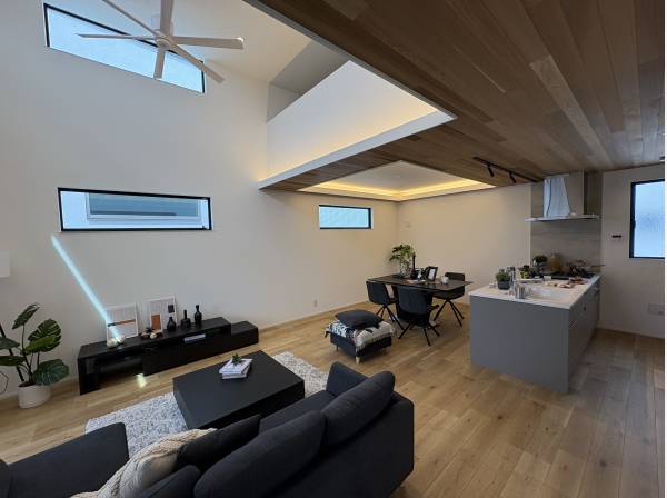 吹き抜けとロフトが一体化したＬＤＫです