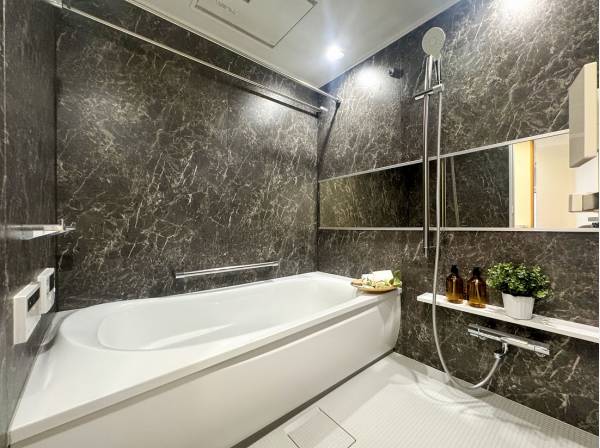 大理石調のクロスが魅せるホテルライクなバスルーム