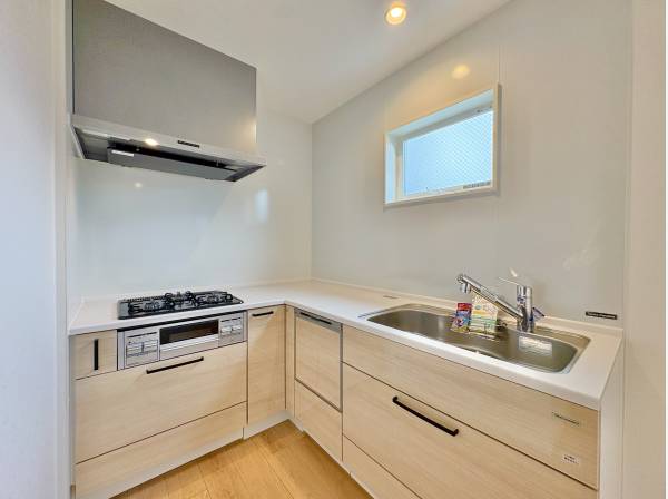 ３口コンロ、調理スペースも確保したシステムキッチン