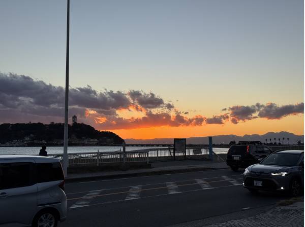 腰越海岸の夕暮れ時。この景色に会いたくて訪れる人は本当に多いですね。