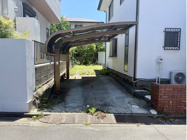車種により最大3台駐車可能！カーポートも完備