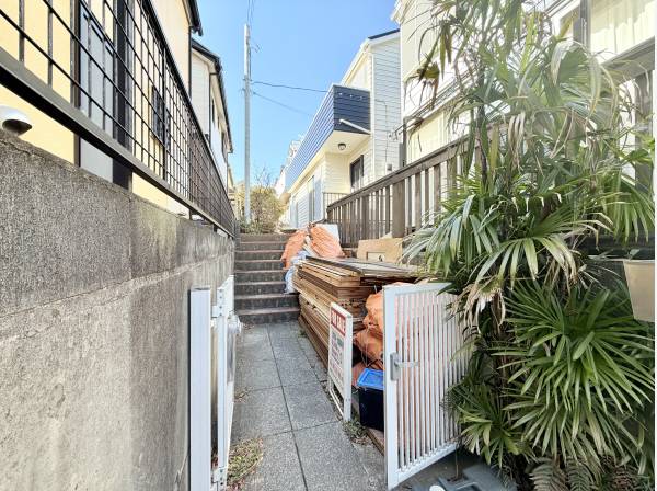 入り口階段の先に住宅があります。