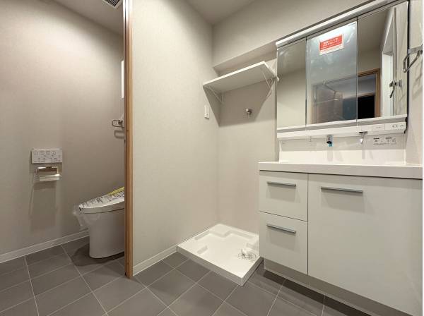 すっきりとした広さのパウダールーム

