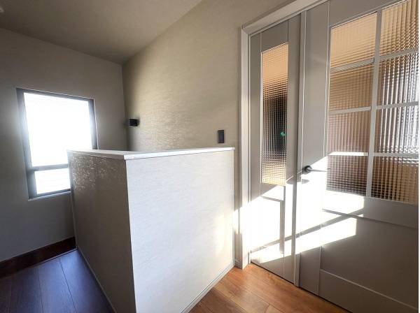 応接室(リビング)入口のレトロな親子ドアが素敵です。