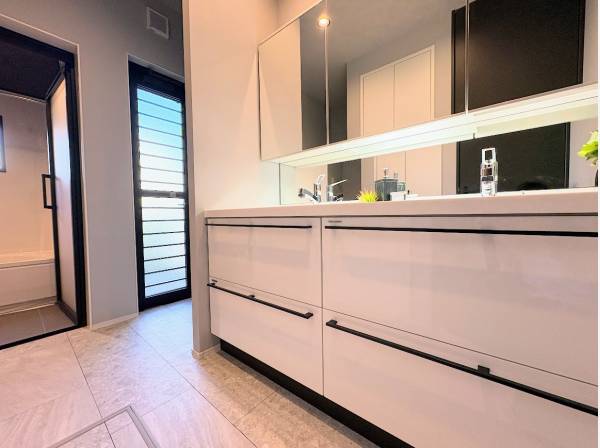 勝手口のあるサニタリールーム