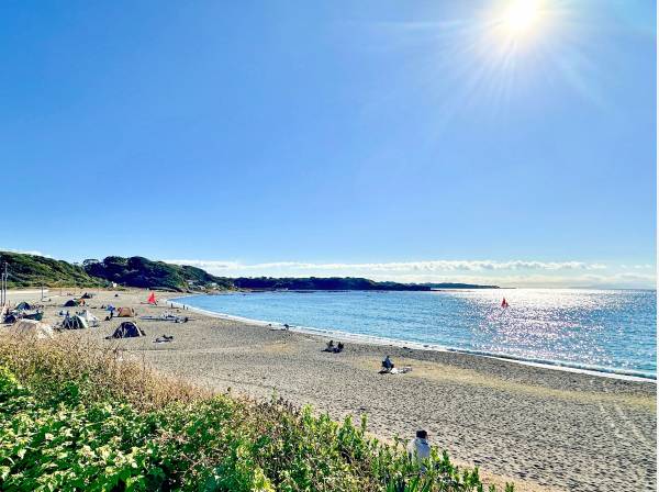海水浴や釣り場としても人気の高い美しいビーチまで徒歩５分（約350ｍ）