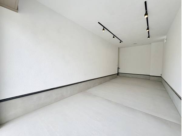 白の外壁が綺麗なガレージスペース