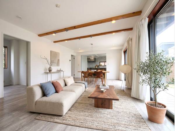 過去リフォームを行っており、綺麗な室内。家具・小物はAIによるイメージ