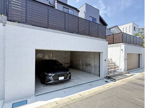 電動オーバースライダーシャッターの備わったガレージは高さも2ｍ超