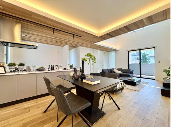 シーリングファンが優雅に回るリビング