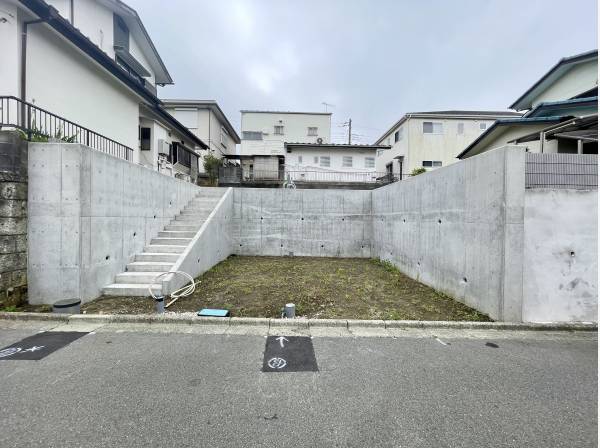 並列で2台駐車可能です