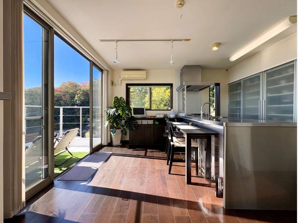 ダイニングスペース、南向きで陽当たり良好、こだわりの設計です。