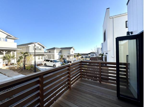 イス&テーブルを設置出来る広さのウッドデッキ