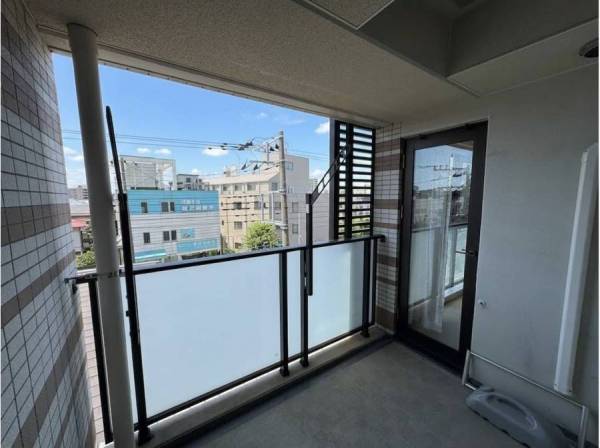 4階部分ならではの街並みを望むバルコニー