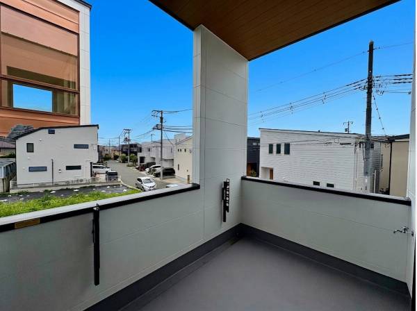 屋根のあるバルコニーがあるので、雨の日も安心ですね。