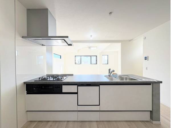 部屋を見渡せる対面式キッチン