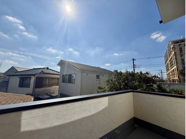 太陽の光がたっぷりと降り注ぐ明るいバルコニーでお洗濯も快適