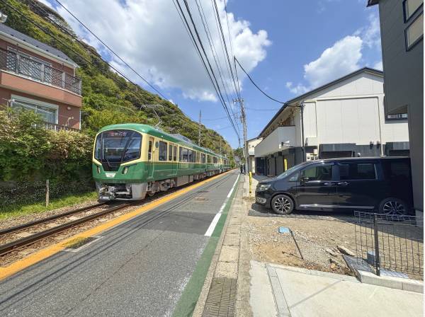 前面道路は江ノ電沿い。この日は新型車両がゴトゴトと走っていました♪