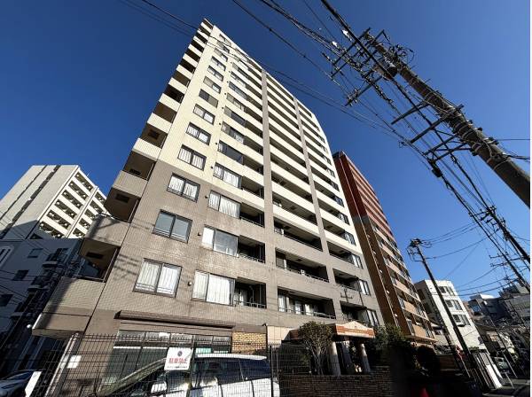 駅から徒歩7分とは思えないほどの静かな立地に佇みます