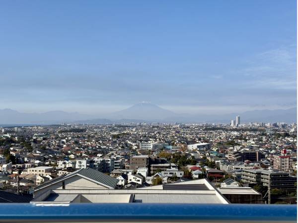 うっすらでも雄大、霞んだ空でも際立つ、さすが富士山！