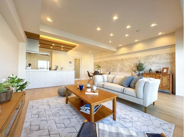 板張り天井やエコカラットが洗練感を演出