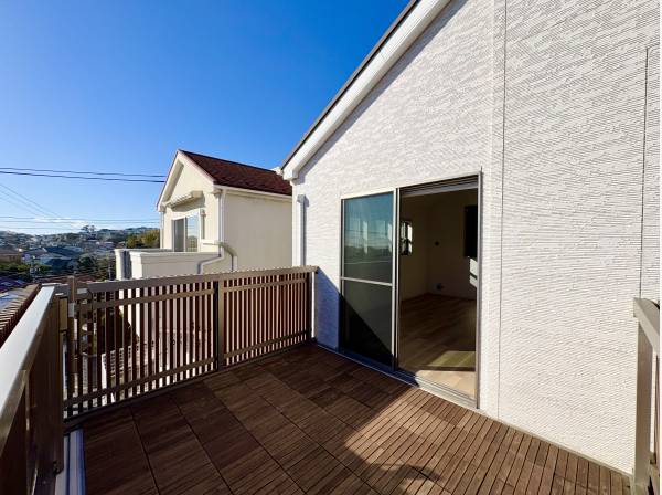 青空の下でくつろげるバルコニー